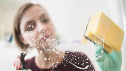 Bild: Franziska Gabbert/dpa-Zentralbild/dpa
Ein Frau putzt. Ein Putzmittelstudie warnt vor Atemwegsbelastungen durch Schadstoffpartikel beim Putzen.