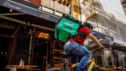 Bild: Carsten Koall/dpa
Ein Fahrer für Uber Eats unterwegs in Berlin Friedrichshain.