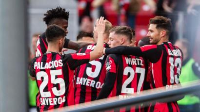 Bild: Marius Becker/dpa
Die Leverkusener Spieler jubeln nach dem Treffer zum 2:0.