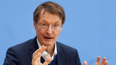 Bild: Wolfgang Kumm/dpa
Karl Lauterbach (SPD), Bundesgesundheitsminister, beantwortet auf einer Pressekonferenz Fragen zum Infektionsgeschehen.