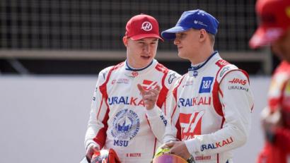 Bild: James Gasperotti/ZUMA Wire/dpa
Das Formel-1-Team Haas trennt sich vom Piloten Nikita Masepin aus Russland (l), hier im Gespräch mit Mick Schumacher.