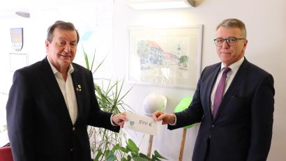 Bild: Stadt Tirschenreuth/exb
Franz Stahl (rechts) bei der Übergabe der Spende an Franz Göhl.