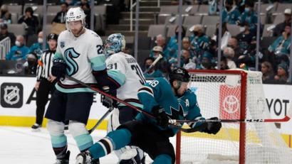 Bild: Josie Lepe/FR171606 AP/dpa
Seattle Kraken-Verteidiger Carson Soucy (l) in Aktion mit San Jose Sharks-Center Tomas Hertl (M).