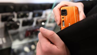 Symbolbild: Felix Kästle/dpa
Waren im Wert von mehr als 1000 Euro wollten eine Frau und ein Mann in drei Sulzbach-Rosenberger Geschäften einsacken. Das hat nicht geklappt.