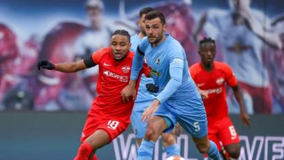 Bild: Jan Woitas/dpa-Zentralbild/dpa
Leipzigs Christopher Nkunku (l) und Freiburgs Manuel Gulde im Duell.