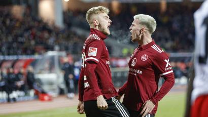 Bild: Daniel Löb/dpa
Tim Handwerker (links) und Lino Tempelmann feiern einen gewonnen Zweikampf wie ein Tor. Mit einer starken kämpferischen Leistung besiegte der Club den HSV mit 2:1.