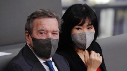 Bild: Kay Nietfeld/dpa
Gerhard Schröder (SPD), Bundeskanzler a.D., und seine Frau So-yeon Schröder-Kim im Bundestag.
