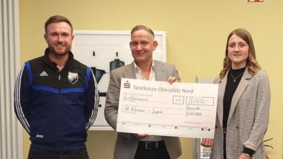 Bild: ak
Geschäftsführer Gunther Glatz (Mitte) überreichte den 5000-Euro-Scheck an Alexander Sollfrank und Anna-Lena Schmidt für die Jugend des SV Kulmain.