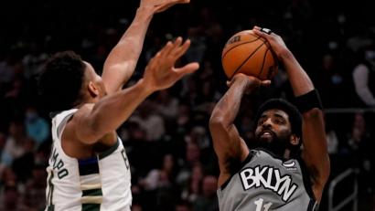 Bild: Morry Gash/AP/dpa
Kyrie Irving (r) von den Brooklyn Nets in Aktion mit Giannis Antetokounmpo von den Milwaukee Bucks.