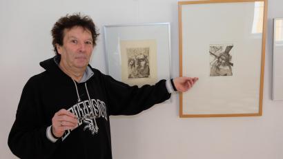 Bild: do
Künstler Stephan Klenner-Otto bei der Vorbereitung der Ausstellung im Kloster Speinshart zum Thema "Der inszenierte Tod"