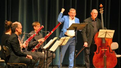 Bild: stg
Ein "Sommernachtstraum" der besonderen Art: Dominique Horwitz und das Arte Ensemble begeistern in der Max-Reger-Halle.