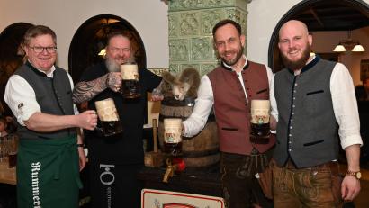 Bild: gf
Auf eine genussvolle Starkbierzeit stießen (von links) Oberbürgermeister Michael Cerny, Küchenchef Hans-Jürgen Blank, Braumeister Franz Kummert und Service-Leiter Bastian Prechtl an.