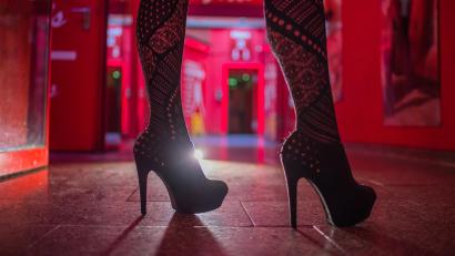 Bild: Andreas Arnold/dpa
Eine Frau steht im Eingangsbereich einer Animierbar und eines Bordells. Die Ausübung der Prostitution ist in Bayern in Gemeinden unter 30000 Einwohnern verboten. Die Polizei hat in den vergangenen Monaten in Schwandorf mehrere Fälle aufgedeckt, zuletzt am Karfreitag.