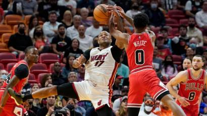 Bild: Marta Lavandier/AP/dpa
P.J. Tucker (M, l) von Miami Heat und Coby White von Chicago Bulls kämpfen in der ersten Halbzeit um dem Ball.