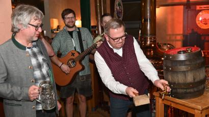 Bild: gf
Nichts verlernt hat Martin Preuß in den letzten beiden Jahren, denn wenige kräftige Schläge genügten, um das erste Fass Schloderer-Starkbier unter den kritischen Augen des Wirts Gerhard Schmidkonz (links) anzuzapfen.