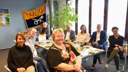 Bild: Birgit Singer-Grimm
Auf das Jubiläumsfest in Kümmersbruck freuen sich (von links): Stellvertretende Bürgermeisterin Alena Burionova, Zweite Bürgermeisterin Birgit Singer-Grimm, Anja Jäger, 3. Bürgermeister Hubert Blödt, Libor Schröpfer, Bürgermeister Roland Strehl, Eva Cervena, Markus Leitl und stellvertretende Bürgermeisterin Hana Valachoviova.