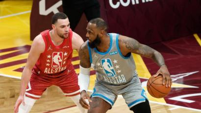 Bild: Ron Schwane/AP/dpa
NBA-Superstar LeBron James (r) beim All Star Game.