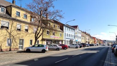 Bild: sne
Einige der Bäume entlang der Neuen Amberger Straße stören, glaubt Bürgermeister Edgar Knobloch. Darum will er sie nach und nach ersetzen.
