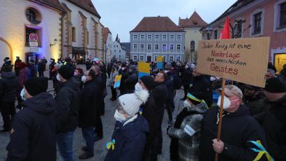 Bild: Wolfgang Steinbacher
Die IG Metall Amberg hat am Sonntag eine Mahnwache als "Zeichen für den Frieden" abgehalten. Neben Horst Ott, dem Ersten Bevollmächtigten der Amberger IG Metall (IGM), sprachen der bayerische Bezirksleiter der IGM, Johann Horn, Pfarrer Joachim von Kölichen von der Paulanergemeinde in Amberg und Oberbürgermeister Michael Cerny.