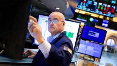 Bild: Allie Joseph/NYSE/XinHua/dpa
Ein Händler arbeitet an der New Yorker Börse.