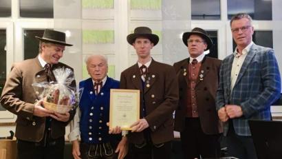 Bild: u
Emil Engelhardt wurde eine besondere Ehrung zuteil (von links): Zweiter Vorsitzender Gaston Lottner, Ehrenvorsitzender Emil Engelhardt, Vorsitzender Michael Meier, Gauvorsitzender Peter Fink und Bürgermeister Hermann Falk.