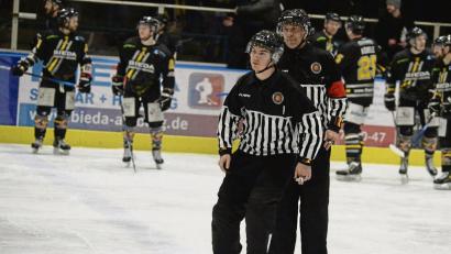 Bild: brü
13:44 Minuten wären noch zu spielen gewesen beim Spiel des ERSC gegen Kempten, als die Gäste das Eis verließen. Schiedsrichter und Spieler des ERSC Amberg warteten letztlich vergeblich auf eine Rückkehr.
