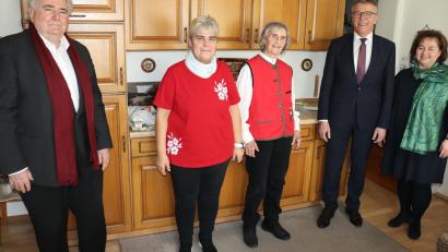 Bild: Stadt Tirschenreuth/exb
Franz Stahl (Zweiter von rechts), Cornelia Stahl (rechts) und Peter Gold (links) ließen es sich nicht nehmen, Ruth Würner (Mitte) persönlich zu gratulieren. Begrüßt wurden sie auch von Tochter Gabi Härtl.