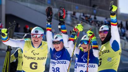 Bild: Jens Büttner/dpa-Zentralbild/dpa
Linn Kazmaier (2.v.r) jubelt mit Leonie Walter (2.v.l.) und ihren Guides Florian Baumann (r) und Pirmin Strecker.