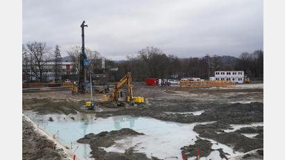 Bild: kaz
Für die Rohbauarbeiten der neuen Realschule Kemnath an der Berndorfer Straße ist alles vorbereitet.