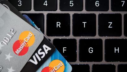 Bild: Monika Skolimowska/dpa-Zentralbild/ZB
In Russland ausgestellte Karten von Visa und Mastercard sind vorerst nicht mehr im Ausland einsetzbar.
