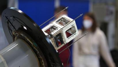 Bild: Karl-Josef Hildenbrand/dpa
Eine Ingenieursmodell eines Kleinsatelliten im Zentrum für Telematik in Würzburg.