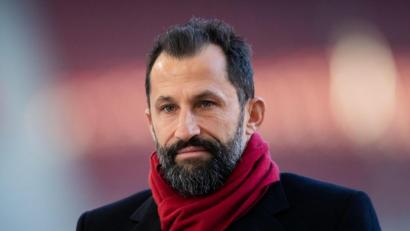 Bild: Tom Weller/dpa/Archivbild
Bayern-Sportvorstand Hasan Salihamidzic steht vor einem Spiel im Stadion.