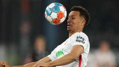 Bild: Friso Gentsch/dpa
Augsburgs Verteidiger Felix Uduokhai köpft den Ball.