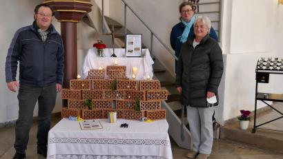 Bild: wku
Über erste Gebetszettel in der Klagemauer in der St.-Georgskirche freuen sich Thomas Pirner, Manuela Trautmann-Deinzer und Anita Dehling vom evangelischen Kirchenvorstand.