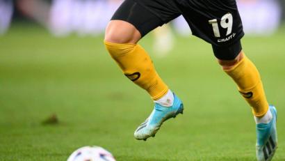 Bild: Robert Michael/dpa-Zentralbild/dpa/Symbolbild
Ein Fußballspieler spielt den Ball.