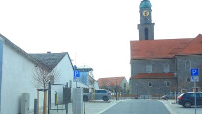 Bild: fjo
Der neue Parkplatz auf dem Gelände der ehemaligen Brauerei Würschinger ist so gut wie fertiggestellt. Die Ladesäulen (links) gingen bereits in Betrieb. Einzig die Radwege-Tafel in unmittelbarer Nähe steht noch aus.