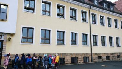 Bild: do
Die Kirchenthumbacher Schulkinder müssen vermutlich noch lange auf zeitgemäße Unterrichtsräume warten. Jedenfalls konnte sich der Marktgemeinderat nicht auf eine zügige Ausschreibung für ein öffentliches Planungsverfahren einigen