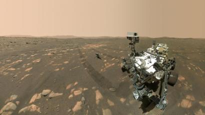 Bild: --/NASA/JPL-Caltech/MSSS/dpa
US-Rover „Perseverance“ (r) neben dem Mini-Hubschrauber „Ingenuity“ (M) auf dem Mars. Die Nasa unterstützt besondere Projekte, um den Weltraum weiter zu erkunden.