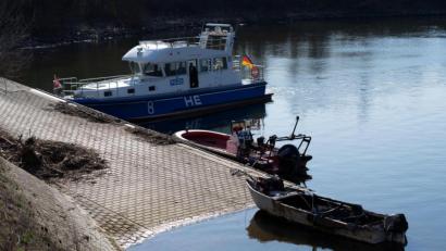 Bild: Marvin Filipovic/5vision.media/dpa
Beim Brand eines Motorbootes am Sonntagmorgen im Rheinhafen von Wiesbaden-Schierstein ist ein siebenjähriges Mädchen ums Leben gekommen.