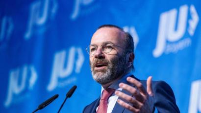 Bild: Armin Weigel/dpa/Archivbild
Manfred Weber (CSU) spricht bei einer Landesversammlung der Jungen Union Bayern.