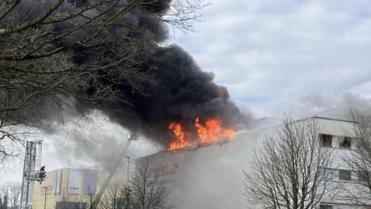 Bild: Hemmann/SDMG/dpa
Nur wenige Minuten vor dem Auftakt des verkaufsoffenen Sonntags ist in einem Möbelhaus in Bietigheim-Bissingen (Kreis Ludwigsburg) ein Brand ausgebrochen.