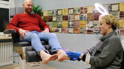 Bild: do
Demonstrativ ließ sich Vitalpark-Geschäftsführer Michael Dromann als erster "Patient" im Rahmen der Eröffnungsfeier der neuen Praxis von Podologin Monika Diertl seine Füße pflegen.