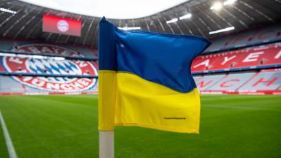 Bild: Sven Hoppe/dpa
Die Flagge der Ukraine weht als Eckfahne vor dem Spiel in der Arena.