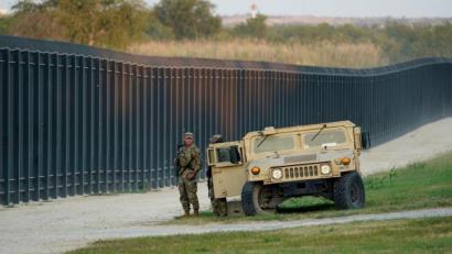 Bild: Eric Gay/AP/dpa
Bewaffnete Nationalgardisten stehen neben einem Militärfahrzeug in der US-Grenzstadt Del Rio. (Archivbild)