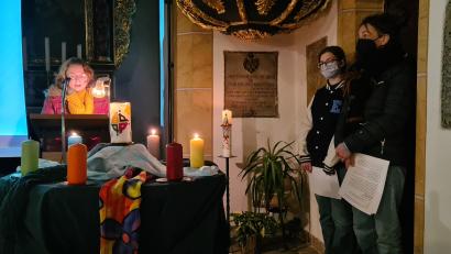 Bild: sei
Aus der evangelischen und katholischen Pfarrei lasen Frauen die Texte der Weltgebetstagsordnung 2022 und entzündeten jeweils Kerzen für Frieden, Licht und Hoffnung.