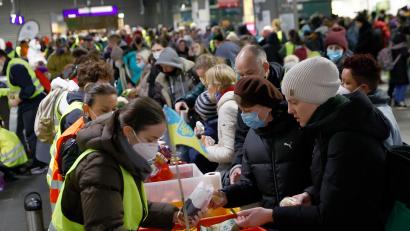 Bild: Carsten Koall/dpa
Helfer verteilen Lebensmittel an Menschen, die vor dem Krieg in der Ukraine fliehen, am Hauptbahnhof in Berlin. Über eine Million Menschen, hauptsächlich ukrainische Frauen und Kinder sowie Ausländer, die in der Ukraine leben oder arbeiten, sind aus der Ukraine geflohen, da die derzeitige russische Militärinvasion weiterhin wachsende Opfer unter der Zivilbevölkerung fordert.