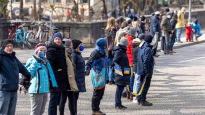 Bild: Daniel Karmann/dpa
Teilnehmer einer Demonstration zum Ukraine-Konflikt bilden eine Menschenkette.