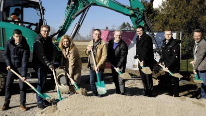 Bild: Hirsch
Symbolischer Spatenstich für den Breitbandausbau „Schwandorf Nord“. Von links: Dominik Hauser (Breitbandbeauftragter im Landkreis Schwandorf), Gerhard Grabinger (Tiefbauabteilung Schwandorf), Maria Schuierer (Breitbandpatin Schwandorf), Markus Größwagen (Bauleiter), Oberbürgermeister Andreas Feller, Landrat Thomas Ebeling, Sebastian Schmid (Telekom) und Thomas Mückel (Projektleiter).