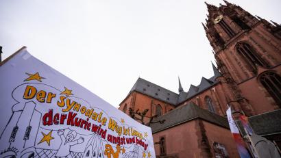 Archivbild: Andreas Arnold
Zur ersten Synodalen Versammlung Ende Januar 2020 demonstrierten Frauen vor dem Frankfurter Dom. Auf ihrem Protestbanner nahmen sie den Vatikan ins Visier: "Der synodale Weg ist lang, . der Kurie wird angst und bang" .