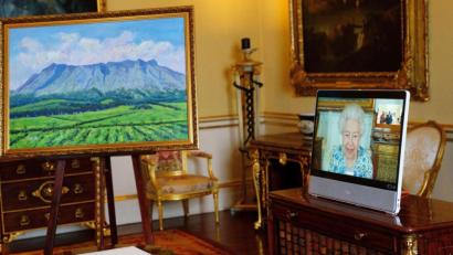 Bild: Victoria Jones/PA Wire/dpa
Die Queen ist wieder online.